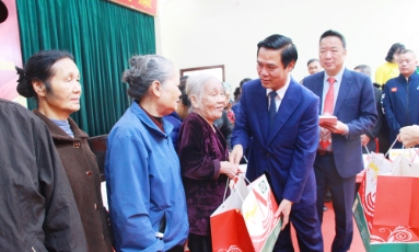  Phó Chủ tịch UBND tỉnh Lê Xuân Lợi tặng quà Tết tại phường Đồng Nguyên 